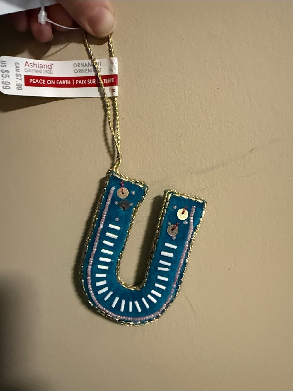 Ashland ornaments letter “U”